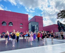 Escola de Dança Teatro Guaíra emociona o público no Parque São Lourenço. Foto: José Fernando Ogura/AEN