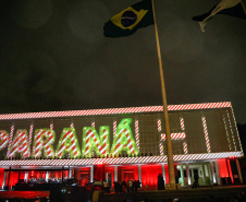 Primeira apresentação do Natal no Palácio Iguaçu é um espetáculo de fogos, luzes e música