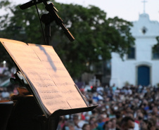 Orquestra Sinfônica do Paraná encanta na Praça Central de Guaratuba com música e espírito natalino 