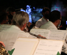 Orquestra Sinfônica do Paraná encanta na Praça Central de Guaratuba com música e espírito natalino 