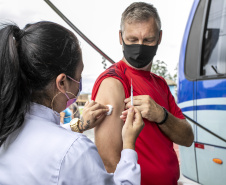 Vacinas contra a gripe e a Covid-19 são levadas aos caminhoneiros que aguardam no Pátio de Triagem do Porto de Paranaguá