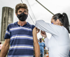 Vacinas contra a gripe e a Covid-19 são levadas aos caminhoneiros que aguardam no Pátio de Triagem do Porto de Paranaguá