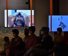 Museu Paranaense: performance de artista indígena contemporânea surpreende no Centro Histórico -  Curitiba, 20/03/2022