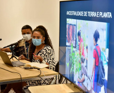 Museu Paranaense: performance de artista indígena contemporânea surpreende no Centro Histórico -  Curitiba, 20/03/2022