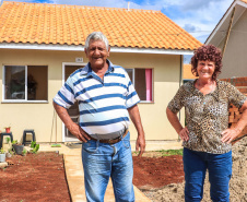 Vila Santana, em Prudentópolis, é exemplo do impacto dos programas do Estado na vida das pessoas. Na foto, Olívio Gonçalves e Vitória Pryzygocki.