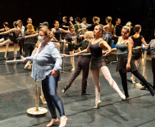  Escola de Dança Teatro Guaíra celebra Dia das Mães no palco do Guairão