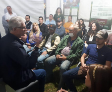 Secretário Norberto Ortigara falando com jovens agricultores
