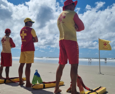 Corpo de Bombeiros foca na prevenção para reduzir ocorrências na Ilha do Mel durante o Verão Maior Paraná