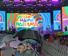 Em clima de pré-Carnaval, Ara Ketu e Sempre Tem espantam a chuva e animam o Litoral