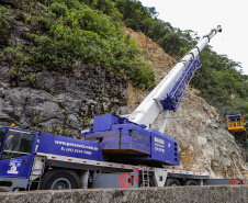 Morretes, 10 de fevereiro de 2023 - Guindastes realizam a recuperação do morro na BR 277, sentindo litoral paranaense, nas proximidades do viaduto do padre.