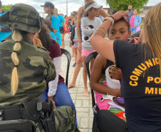 Polícia Militar realiza ação voltada para as crianças durante o Carnaval no Litoral