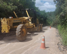 DER está com maquinário mobilizado na PR-090, em trecho atingido por queda de barreira 