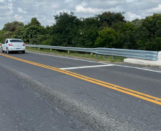 DERPR reforça segurança de rodovia na RMC com defensas anti-impacto 