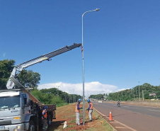 Obras avançam e BR-277 começa a receber novos postes de iluminação em Foz 