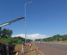 Obras avançam e BR-277 começa a receber novos postes de iluminação em Foz 