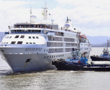 Porto de Paranaguá recebe luxuoso navio e passageiros têm passeios agendados no Litoral