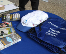 Ciclistas e pedestres da XV de Novembro, em Curitiba, recebem materiais educativos do trânsito