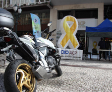 Ciclistas e pedestres da XV de Novembro, em Curitiba, recebem materiais educativos do trânsito