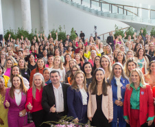 Prefeitas, vice-prefeitas, vereadoras, secretárias municipais e primeiras-damas de todo o Paraná se reuniram nesta terça-feira (5), no Palácio Iguaçu, para o encontro “Mulheres em movimento – rompendo barreiras e transformando a política”, que busca incentivar a participação de mulheres na política e em cargos de decisão. 