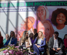 Prefeitas, vice-prefeitas, vereadoras, secretárias municipais e primeiras-damas de todo o Paraná se reuniram nesta terça-feira (5), no Palácio Iguaçu, para o encontro “Mulheres em movimento – rompendo barreiras e transformando a política”, que busca incentivar a participação de mulheres na política e em cargos de decisão. 