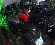 Polícia Militar prende quatro pessoas e apreende 20 motocicletas durante abordagem em Curitiba