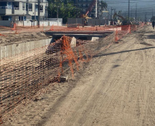 Com o avanço das obras da recuperação da Orla de Matinhos para pontos mais centrais da cidade, o Instituto Água e Terra (IAT) reforça o pedido para que moradores e turistas sigam atentos aos avisos de segurança, evitando acidentes.