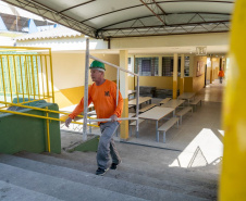 Secretário de Estado da Educação visita escola em Campo Largo e formaliza início de obras de reforma na instituição