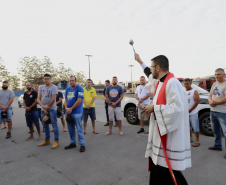  Caminhoneiros recebem a bênção de São Cristóvão no Pátio de Triagem do Porto de Paranaguá