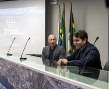 Deputados estaduais visitam o Porto de Paranaguá e homenageiam trabalhadores portuários