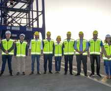 Deputados estaduais visitam o Porto de Paranaguá e homenageiam trabalhadores portuários