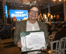 Deputados estaduais visitam o Porto de Paranaguá e homenageiam trabalhadores portuários