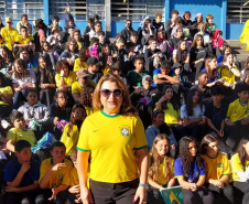 Alunos rede estadual, em Curitiba, enviam cartas de apoio para jogadoras da Seleção Brasileira de Futebol - Na foto, a professora Edna Regina da Silva e os alunos