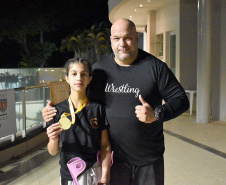 A atleta Eduarda Goes Guardiano, a Duda, de 12 anos, foi campeã dos Jogos Escolares do Paraná (JEPs), na modalidade Wrestling - categoria feminino até 39 kg, no último final de semana, em Maringá.