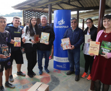Sanepar doa 400 livros para escola rural em Quitandinha