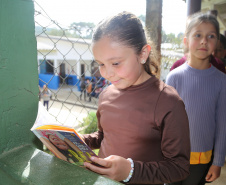 Sanepar doa 400 livros para escola rural em Quitandinha