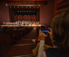 Alunos de escolas públicas assistem concerto cívico da orquestra sinfônica do Paraná