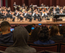 Alunos de escolas públicas assistem concerto cívico da orquestra sinfônica do Paraná