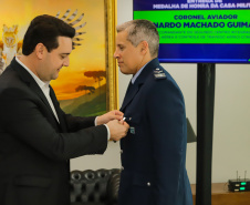 Curitiba, 24 de outubro de 2023 - O governador Carlos Massa Ratinho Jr., recebe em seu gabinete a visita de representantes do Cindacta II e concede Medalha de Honra da Casa Militar para oficiais.