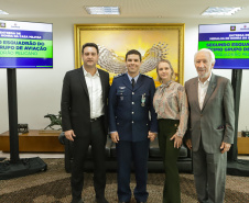 Curitiba, 24 de outubro de 2023 - O governador Carlos Massa Ratinho Jr., recebe em seu gabinete a visita de representantes do Cindacta II e concede Medalha de Honra da Casa Militar para oficiais.