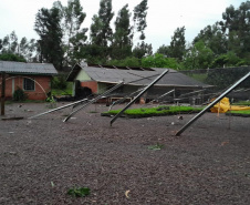 Tornado causou estragos no viveiro florestal de Cascavel, com o destelhamento de estruturas e o bloqueio do principal acesso ao local. 