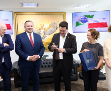  reunião entre o governador Carlos Massa Ratinho Junior e o chefe do governo regional, Jakub Chelstowkski, durante visita da comitiva polonesa à Curitiba. 