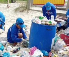 Equipes trabalham na limpeza das praias do Paraná  Material recolhido das praias, em limpeza diária