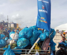 Equipes trabalham na limpeza das praias do Paraná  Material recolhido das praias, em limpeza diária