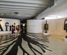 Exposição "África: Diálogos com o Contemporâneo" fica no MON até dia 28