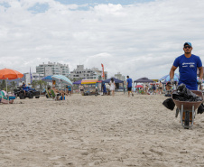 A pedido das prefeituras, Sanepar manterá serviço de limpeza das praias até o dia 28