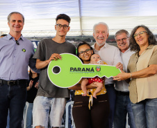 Com apoio do Estado, 200 moradores de Maringá ganham as chaves da casa própria