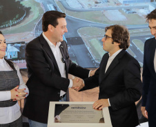 Carambeí, 13 de junho de 2024 - O governador Carlos Massa Ratinho Jr visita a nova fábrica de garrafas da Ambev, que está sendo construída em Carambeí, nos Campos Gerais.