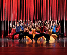 Crisálida: obra da Escola de Dança do Guaíra faz analogia às transformações da vida humana