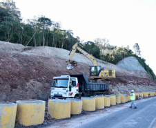 Estabilização de encosta ao lado de rodovia avança em União da Vitória