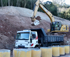 Estabilização de encosta ao lado de rodovia avança em União da Vitória